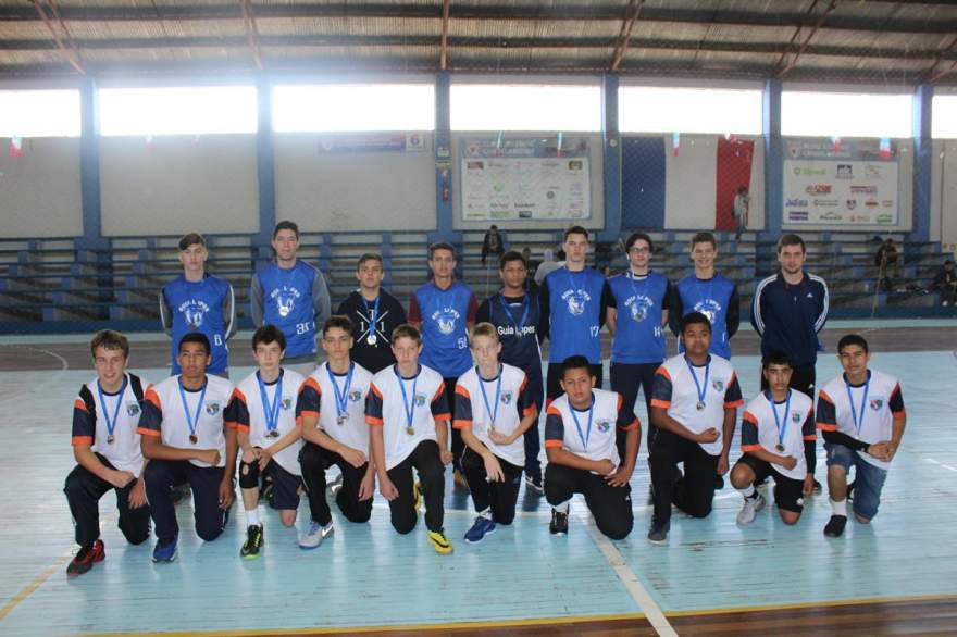 Escola Guia Lopes - campeão infantil masculino (branco) e vice-campeão juvenil masculino (azul)