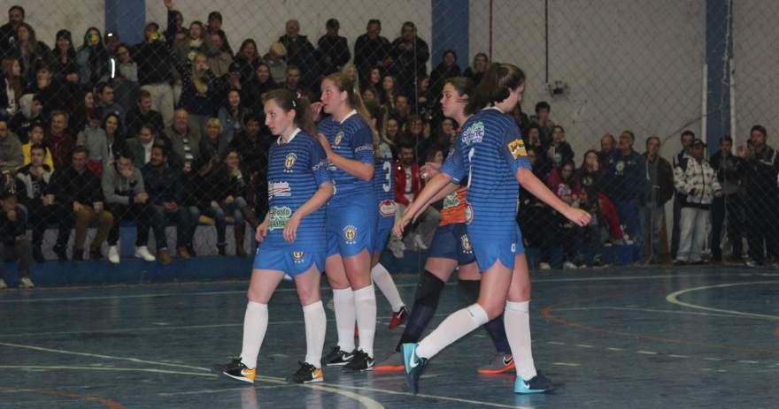 A comemoração de um dos gols do Marvados, na final feminina