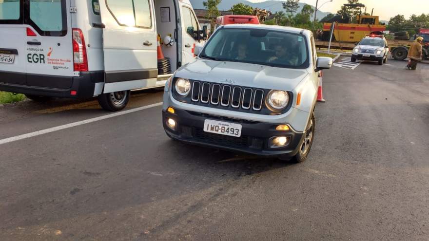 Colisão entre Jeep (foto) deixou ciclista ferida; ela foi atendida no Hospital Candelária e liberada (Foto: Arzélio Strassburger)