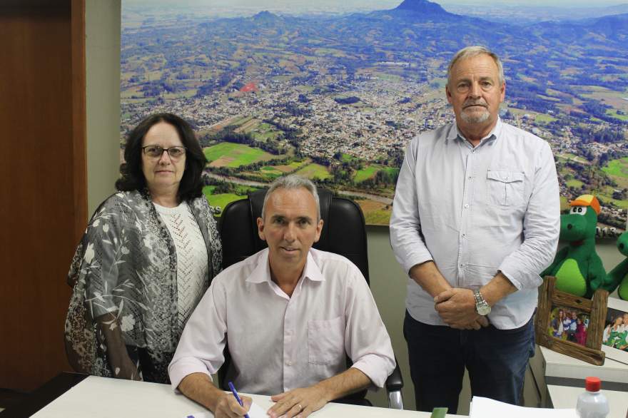 Sônia, ao lado do prefeito Paulo Butzge e do vice-prefeito Nestor Ellwanger