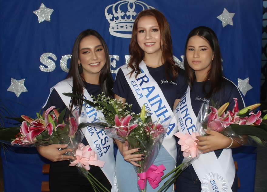 A Rainha Laura de Souza entre as Princesas Ana Carolina Pfafe e Ester Henker.