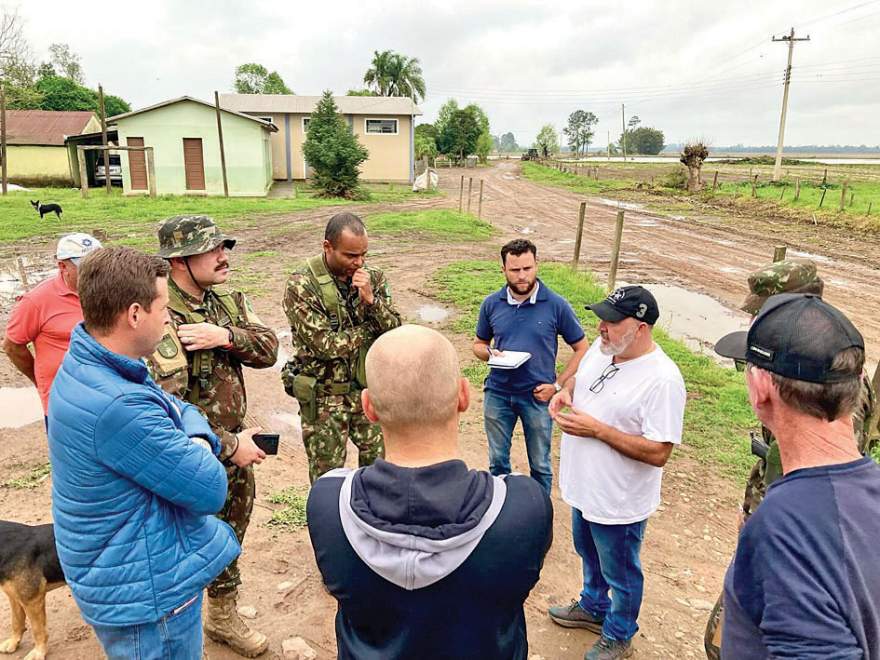 Militares do Exército - que vai dar suporte à operação de desmontagem e montagem - estiveram na Rebentona na quarta 