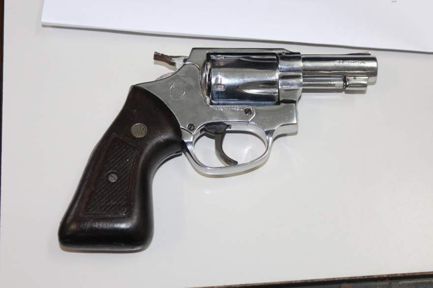 Revólver calibre 38 foi encontrado com um dos suspeitos 