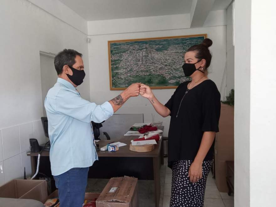 O comunicador Itamar Marques firmou a parceria com a diretora do departamento, Clara Kellermann