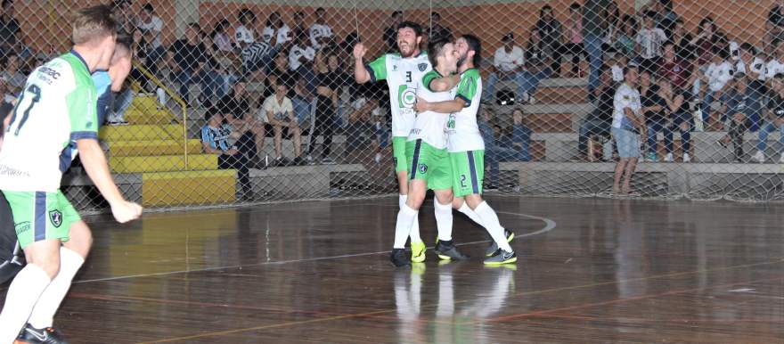 A comemoração do último gol da vitória do UGF