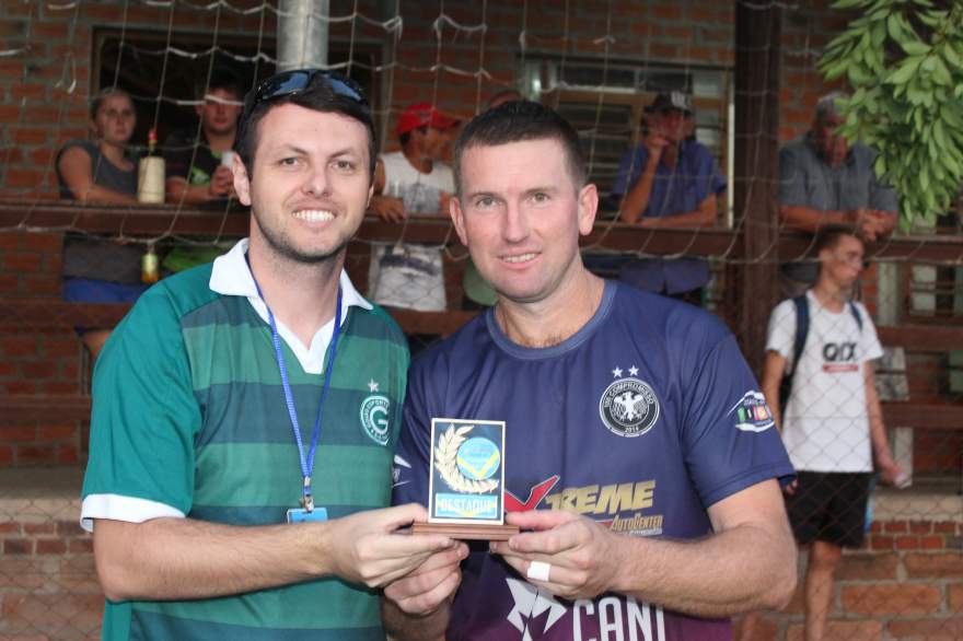 Tiago Garcia, da Folha, representando a imprensa, entrega troféu de destaque para Gerson Zilch