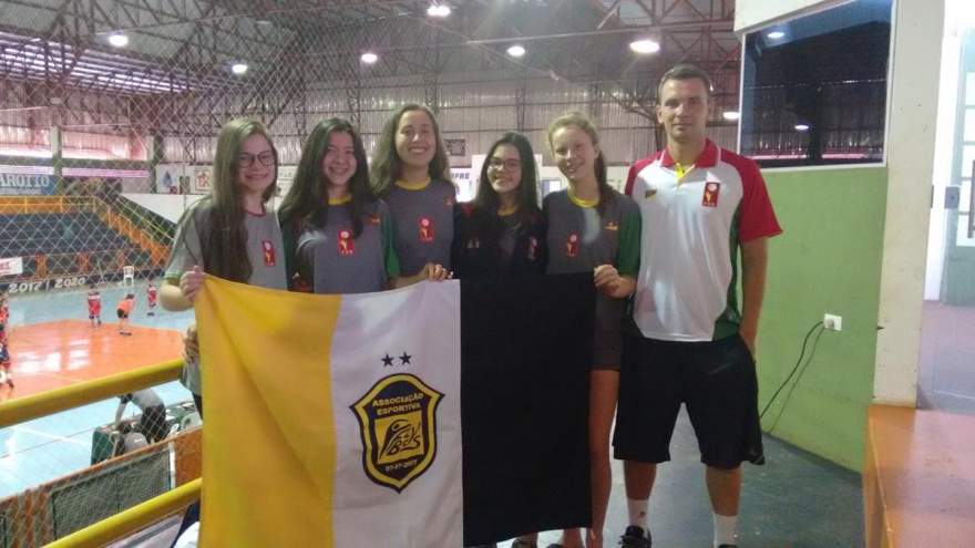 As atletas candelarienses e o técnico Ricardo Ellwanger com a bandeira do Flyboys no Paraná
