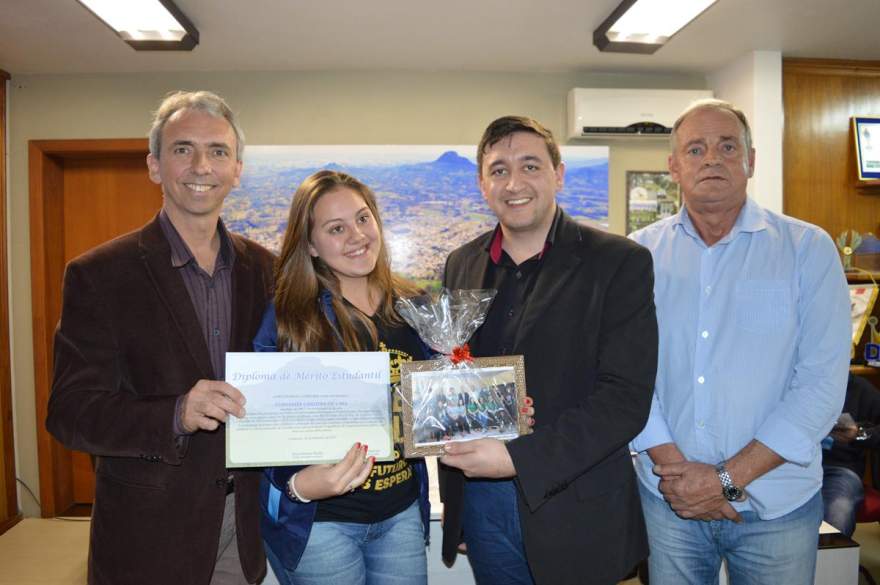 Secretária de Administração Estudantil Fernanda Cristina Lima (Escola Percílio), ao lado do secretário Dionatan Tavares e do prefeito e vice  