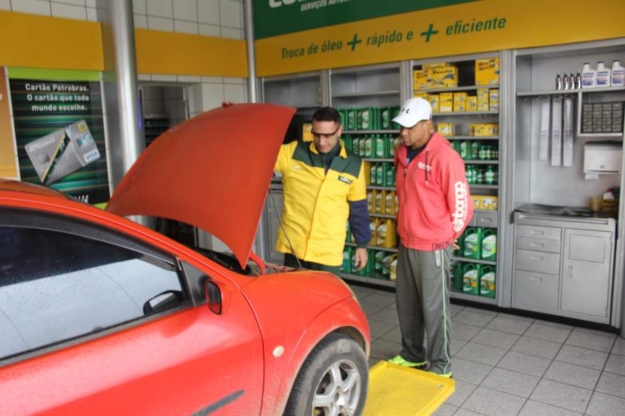 Cliente recebe um serviço técnico com conforto e comodidade