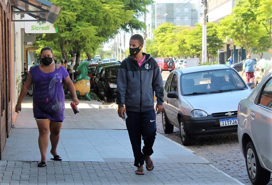 Diante da alta taxa de contaminação, a importância do uso da máscara se reforça