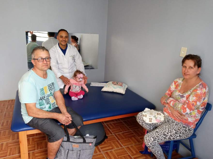 Um dos profissionais custeado pela parceria com o Trilegal é o fisioterapeuta que atua na entidade (foto)