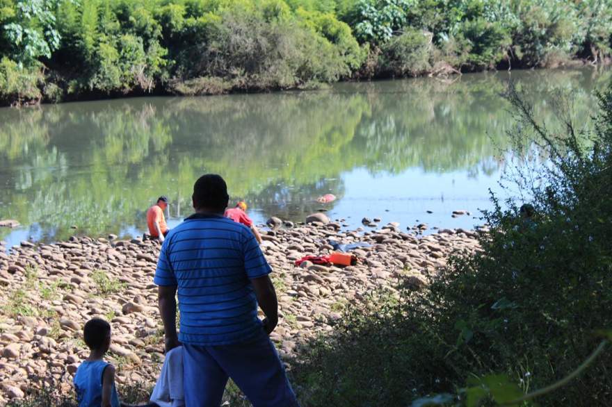 Vítima foi encontrada por populares abaixo de pinguela - Fotos: Tiago Garcia - Folha