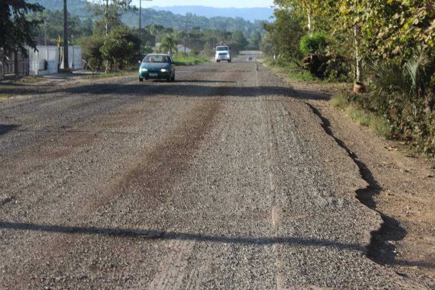 Trecho do km 01 da ERS-400 está somente com camada de brita. Motoristas precisam ter cuidado ao trafegar pelo local devido à realização das obras