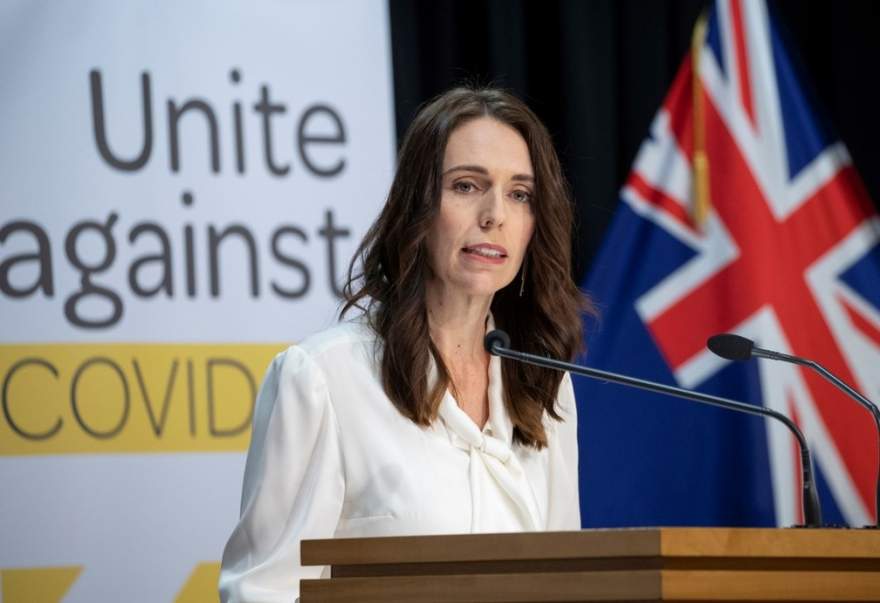 A primeira-ministra Jacinda Ardern: batalha vencida, porém alerta continua