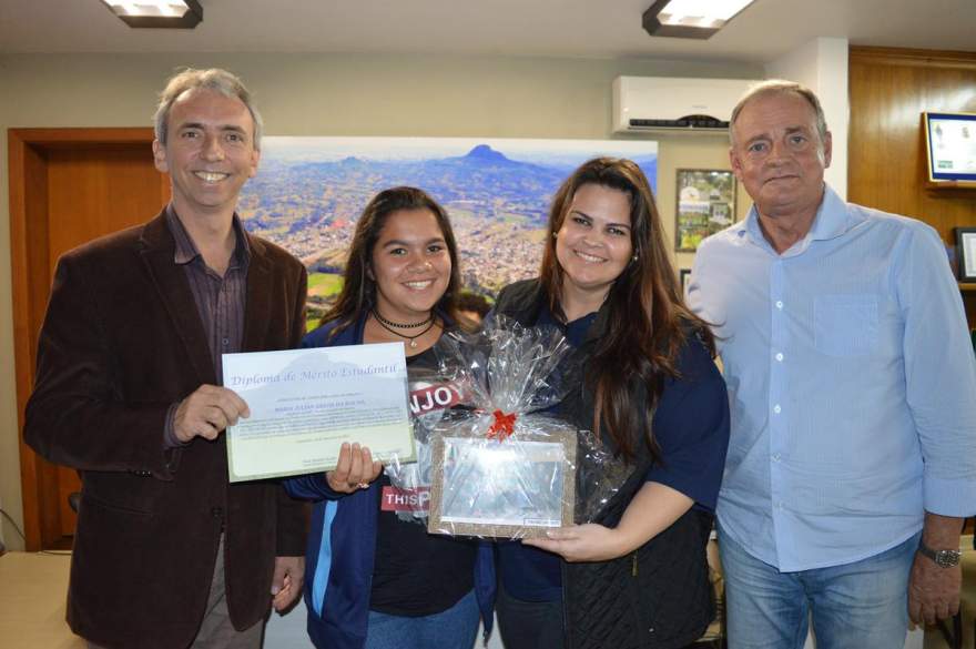 Primeira-dama Estudantil Maria Julian Grehs da Rocha (Escola Percílio J. da Silveira), ao lado da primeira-dama Gabriela e do prefeito e vice 