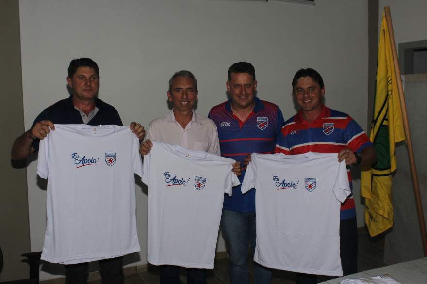 Vereador Jairo Radtke, Prefeito Paulo Butzge e Secretário Dionatan Moralles receberam camisetas especiais entregues pela diretoria do Atlético
