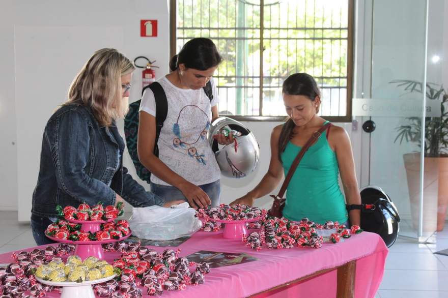 Catiane, ao lado da vizinha Patrícia: “os chocolates são maravilhosos”