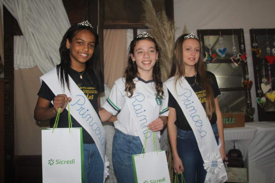 Rainha Alici Jung, que tem como Princesas Emylly Oliveira Vargas e Valentina dos Santos. 