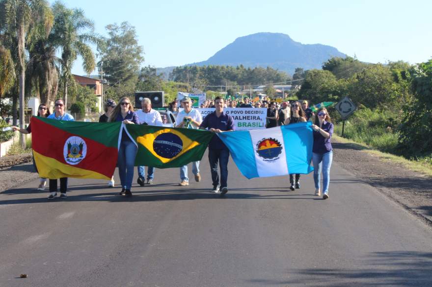 Com bandeiras, manifestantes caminharam pela RSC 287 até o Posto Lago Azul