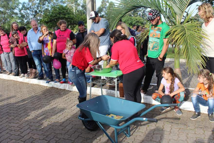 Participantes enchendo o litro de feijão