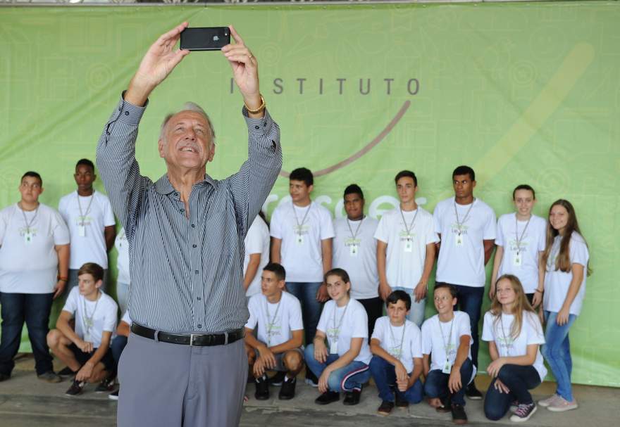 Presidente Iro Schunke faz selfie com o grupo de jovens de Cerro Branco