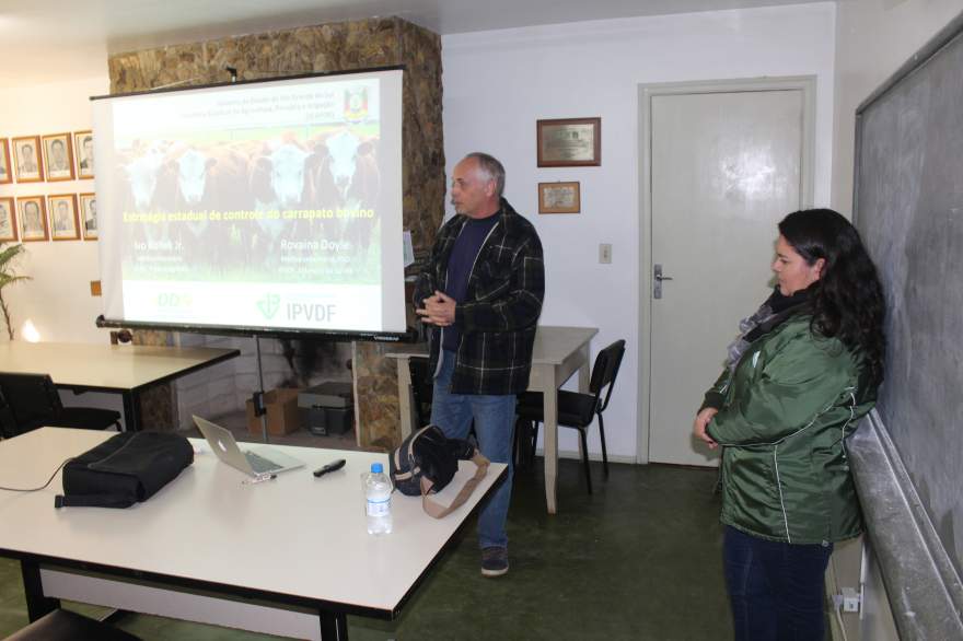 Médicos Veterinários Ivo Junior e Rovaina Doyle falaram sobre o controle de carrapatos para agropecuaristas na sede do Sindicato Rural de Candelári