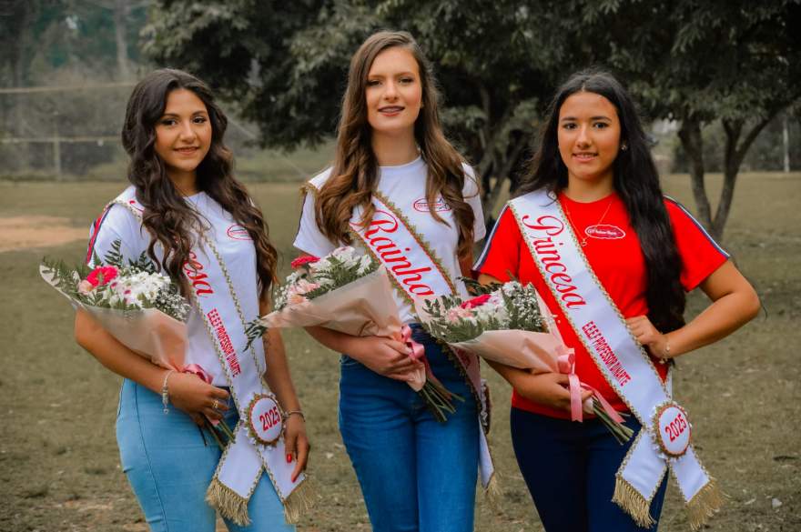 A Rainha Caroline Gewher e as Princesas Launa Prestes e Jucimara de Moura