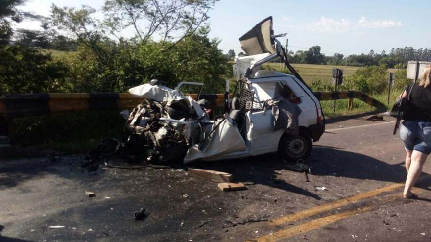 Fiat Uno ficou completamente destruído