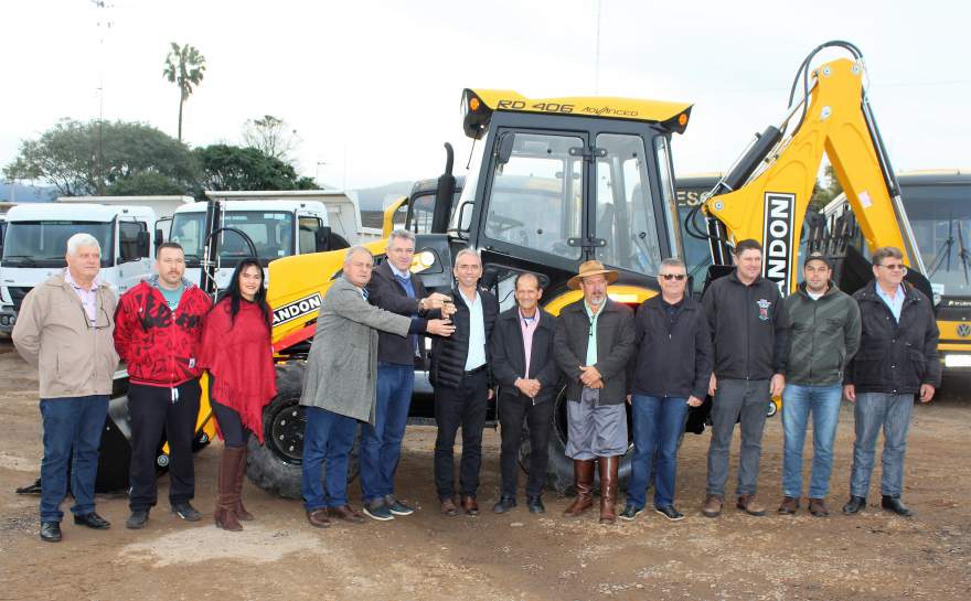 Entrega da máquina foi formalizada na manhã de sábado, 27, com a presença de lideranças locais