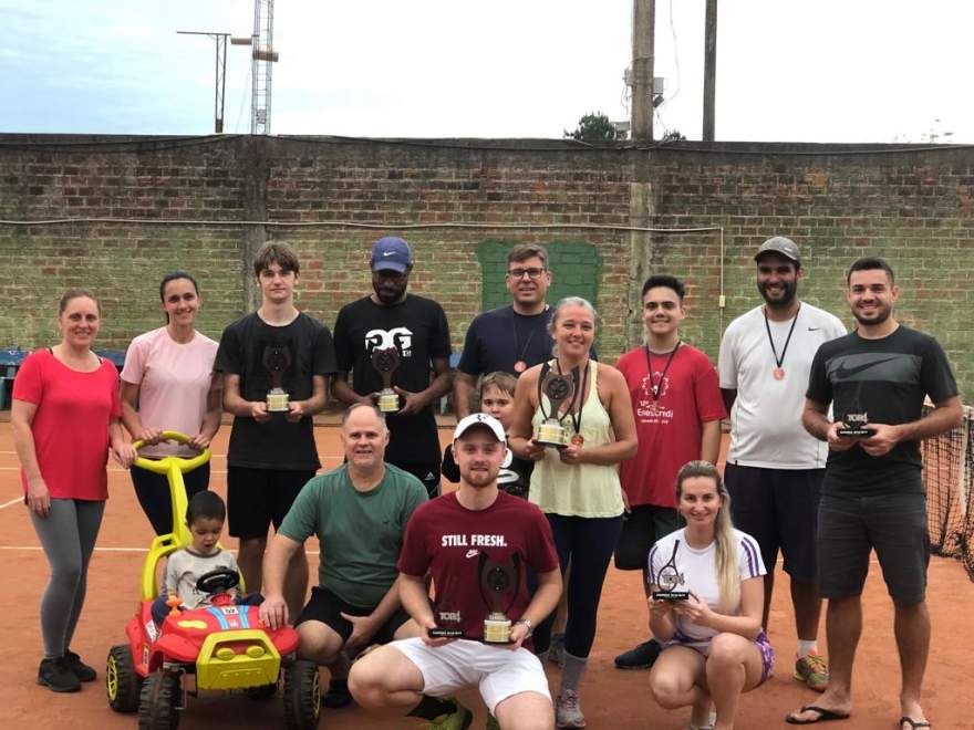 Tenistas foram contemplados com troféus após finais do ranking disputado no Piscina Tênis Clube