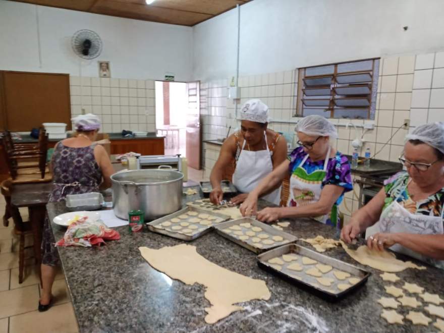 Produtos estão sendo produzidos por confeiteiras voluntárias da comunidade local