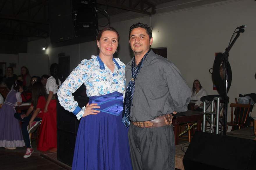 Os professores do curso de dança Jaqueline Schultz e Leandro Pereira