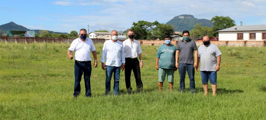 Prefeito, vice e secretários visitaram o local na terça, 26