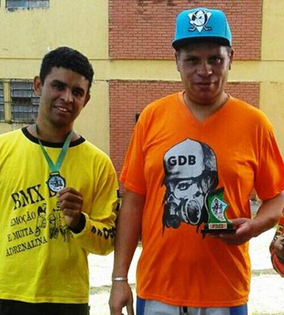 Giovane Tadeu Martins e Tiago Vieira com o troféu e medalha conquistados em Bagé