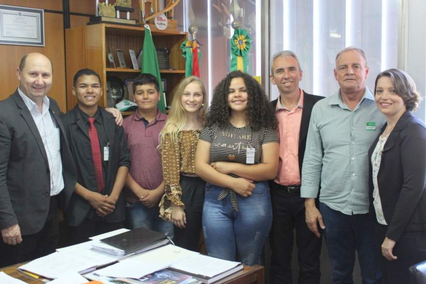 Deputado Elton Weber recebeu a comitiva em seu gabinete (AI da prefeitura de Candelária)