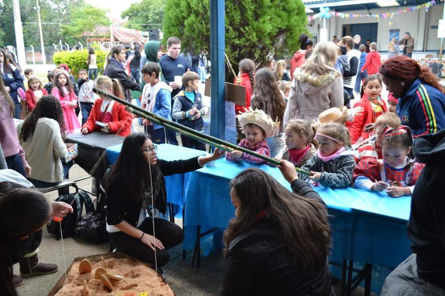 A tradicional pescaria também atraiu as atenções das crianças