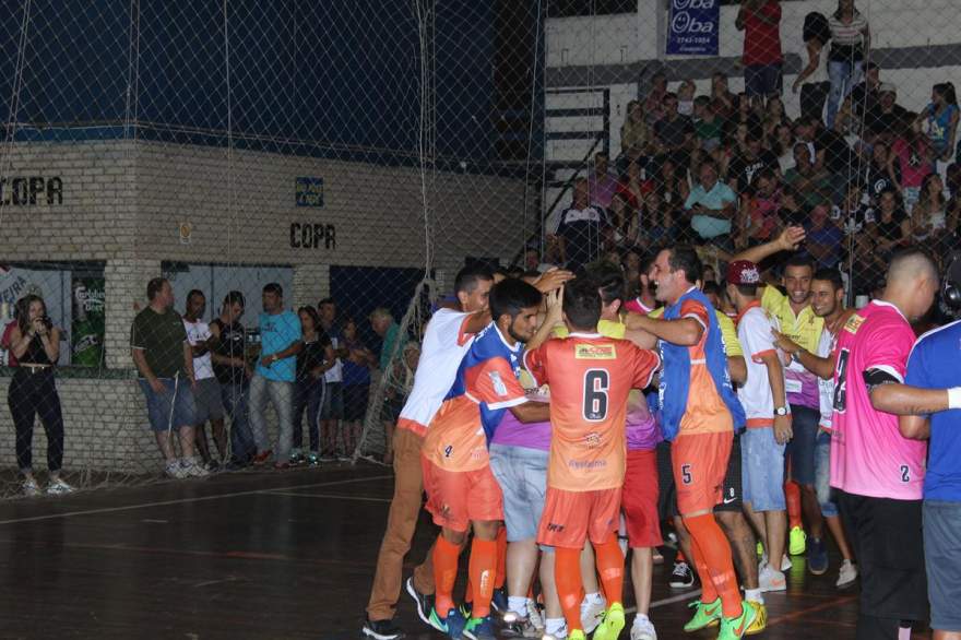 Jogadores do Maxxy comemoram vitória sobre o Atlético no clássico candelariense pelo estadual Série Bronze