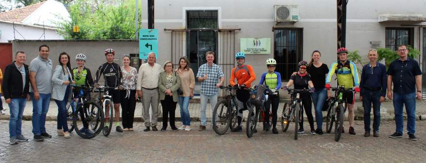 Ciclistas e autoridades estiveram presentes na cerimônia