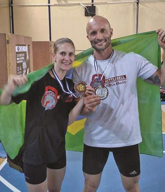 Christian Thier e Roberta Roos conquistaram medalhas inéditas no mundial de Kettlebell Sport realizado na Grécia - Fotos: Facebook/ Christian Thier 