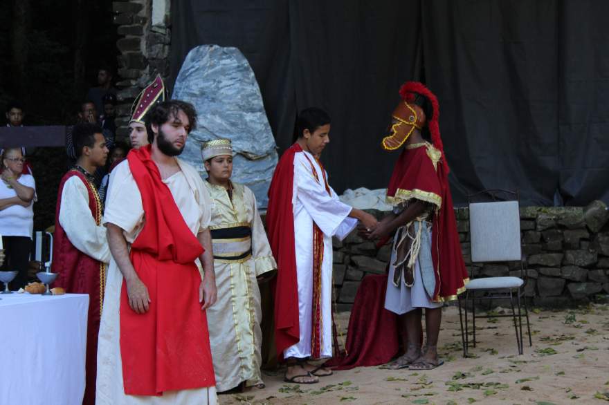 Pilatos lava as mãos no julgamento de Jesus