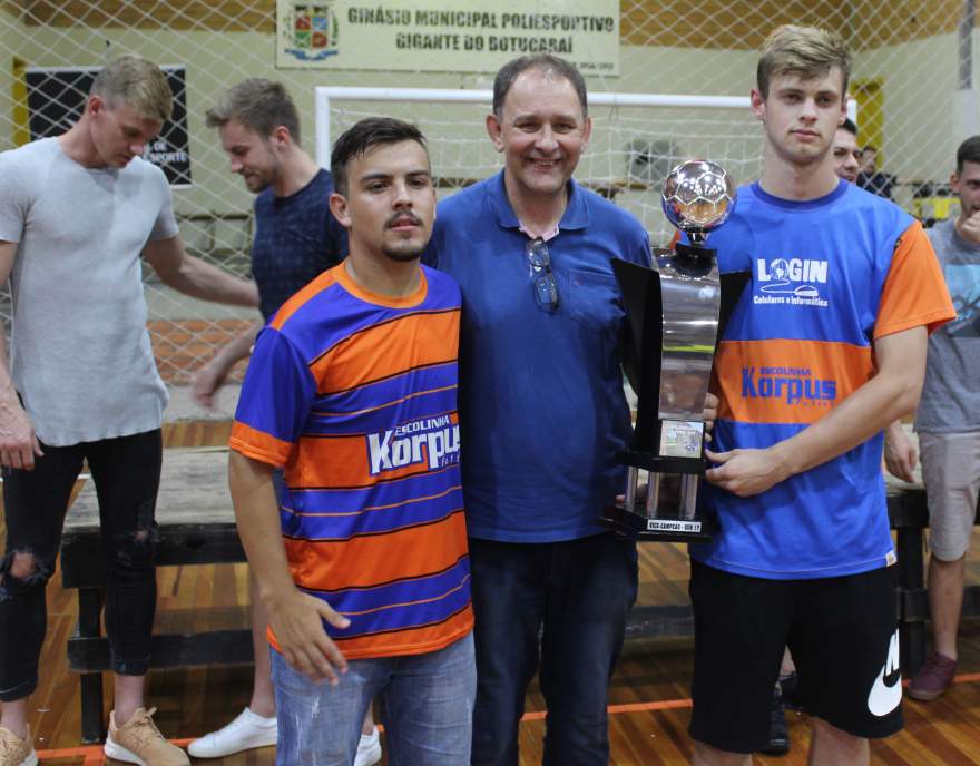 A premiação para a Korpus Futsal como vice-campeã do sub 17