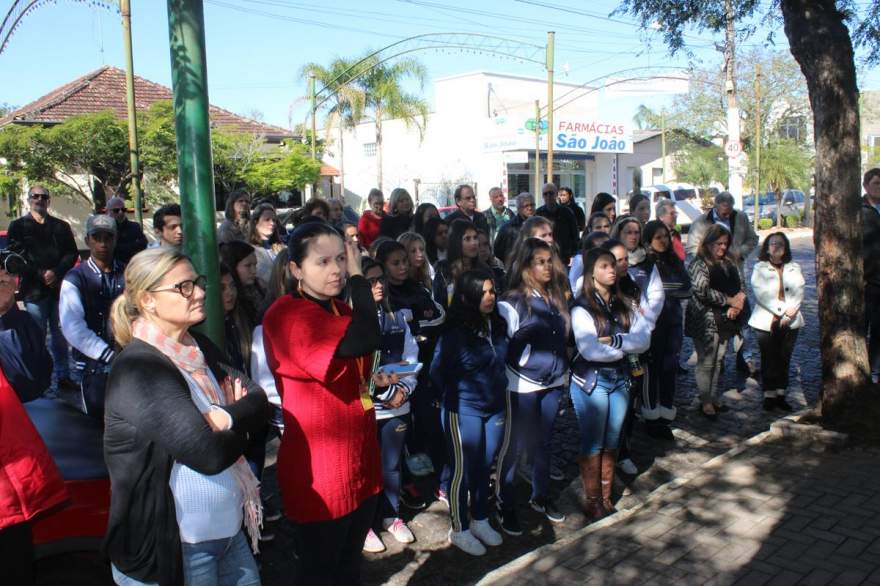 Autoridades e estudantes prestigiaram ato simbólico