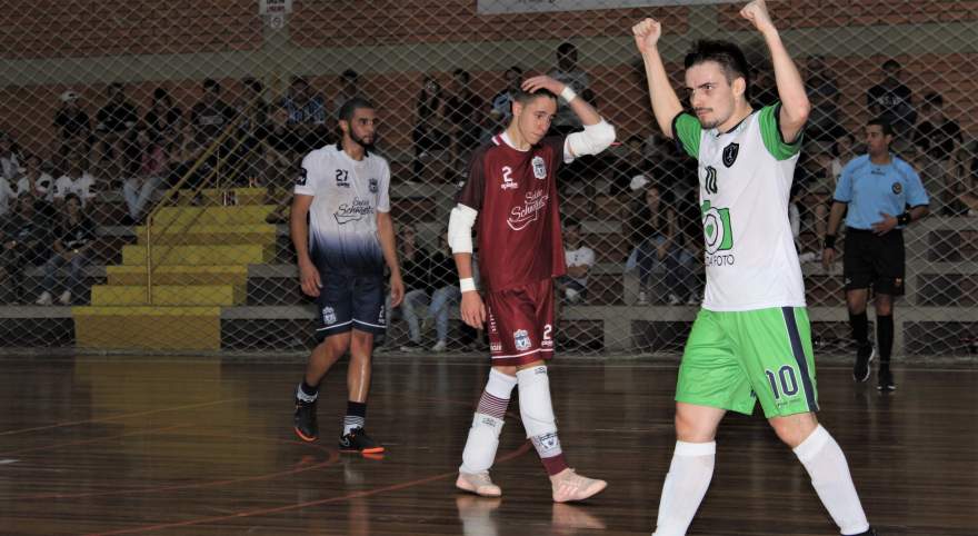 Ao final, Tavinho festeja a decisiva vitória de sua equipe