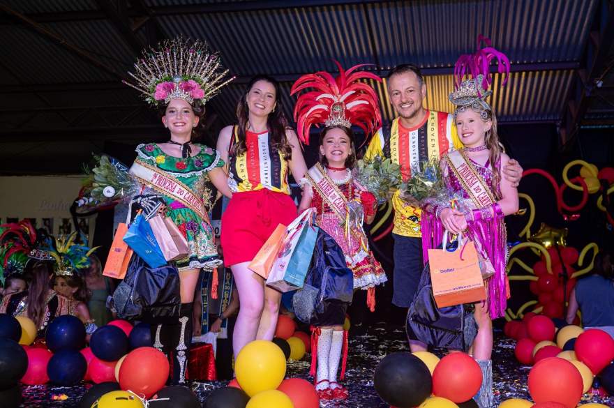As vencedoras com o casal Giovana e Jairo Bencke, dos Noventinhas.