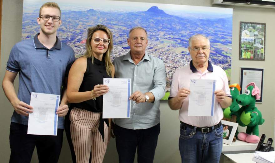 Prefeito em exercício Nestor Ellwanger com os secretários empossados (AI da prefeitura de Candelária)