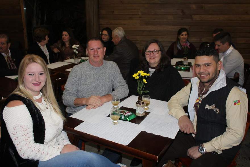 Fernanda Michelon e Everton Soares, Luis e Denise Souza