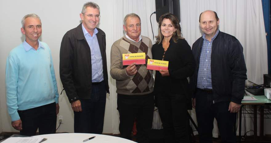 Rim e Cleonice ao lado dos deputados Heitor Schuch, Elton Weber e do prefeito Paulo