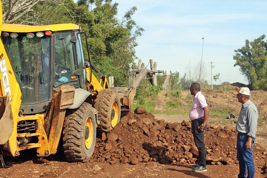 Prefeito e vice de Vale do Sol, José Valtair dos Santos e Alexandre da Mota, respectivamente, estipulam que 300 cargas de cascalhos devem ser levadas
