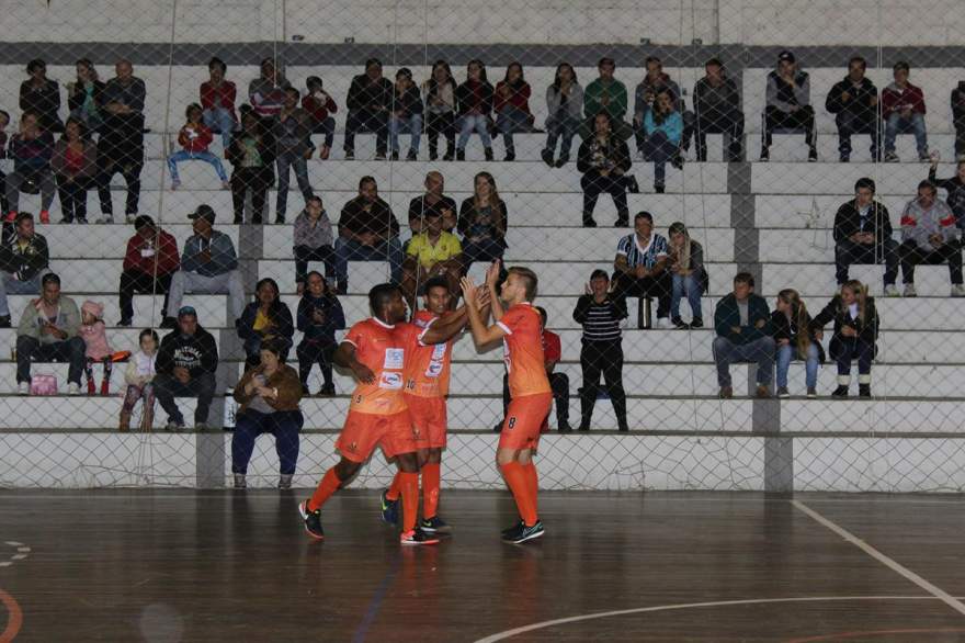 Comemoração do gol de empate do Maxxy no primeiro tempo, anotado por Juninho