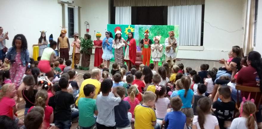 Elenco e plateia do musical “Chapeuzinho Vermelho” (AI da prefeitura de Candelária)